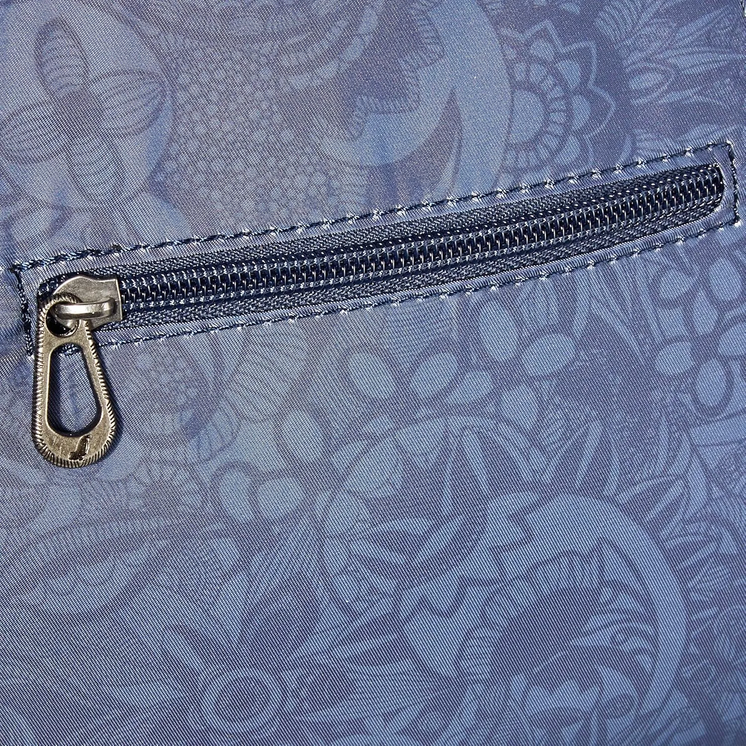 Sakroots Crossbody Bag in Eco-Twill, Multifunctional Purse with Adjustable Strap & Zipper Pockets