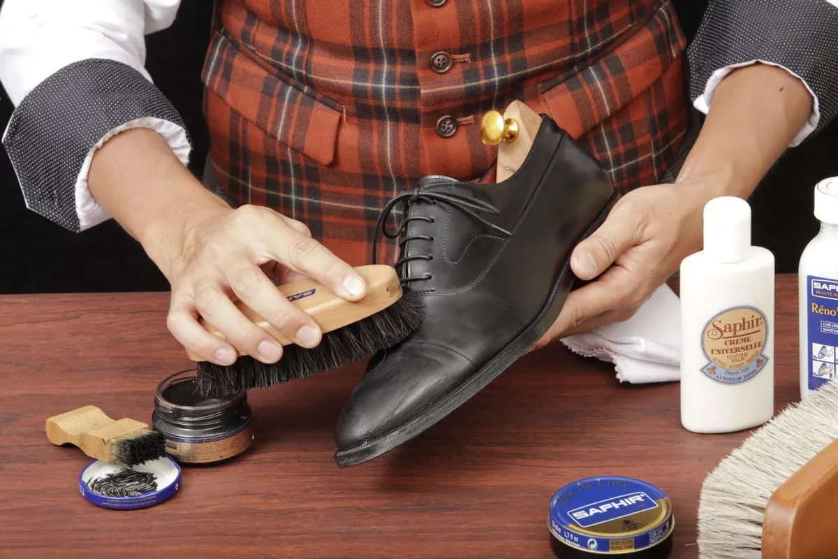 Saphir Oval Horsehair Brush - Shoe Polish - for Cleaning, Polishing & Buffing Leather Shoes - Black Bristles - 5” (13.5cm)